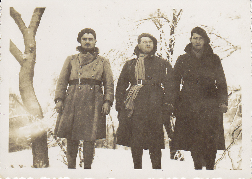 Ligne Maginot - LANGHEP SUD - C64 - (Casemate d'infanterie - Simple) - Hiver 1940 
L’adjudant chef Beaury accompagné de deux inconnus . a remarquer le numero du 161° sur la capote. - Inconnu