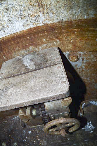 Ligne Maginot - LANGHEP SUD - C64 - (Casemate d'infanterie - Simple) - La première cloche GFM
Le siège du guetteur et la manivelle de réglage de la hauteur du plancher de la cloche - Gut didier