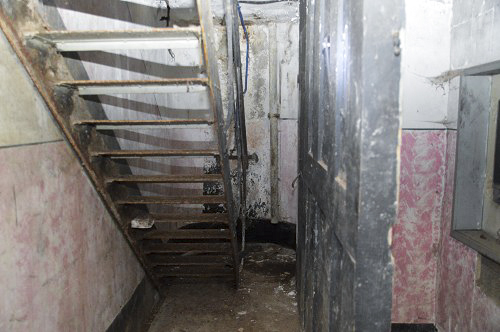 Ligne Maginot - LANGHEP SUD - C64 - (Casemate d'infanterie - Simple) - Le couloir inférieur
A droite le central téléphonique qui a pris la place des latrines d'origine, la fosse septique étant juste en dessous. La casemate C63, n'ayant pas elle de central téléphonique a ses latrines installées à cet endroit. - Gut didier
