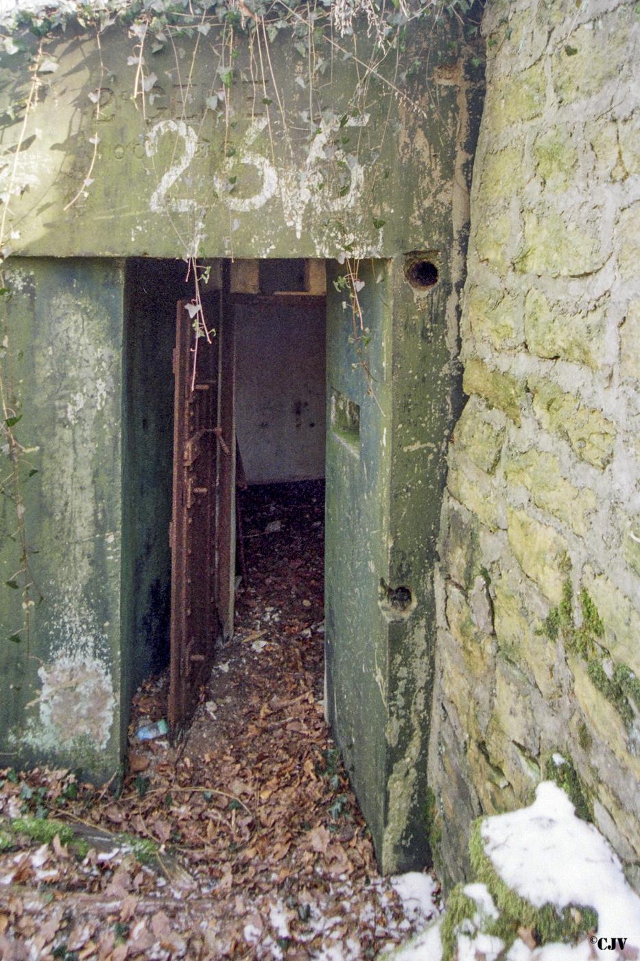 Ligne Maginot - BB9BIS - (Blockhaus pour canon) - Noter l'inscription au dessus de la porte - Lia VERMEULEN