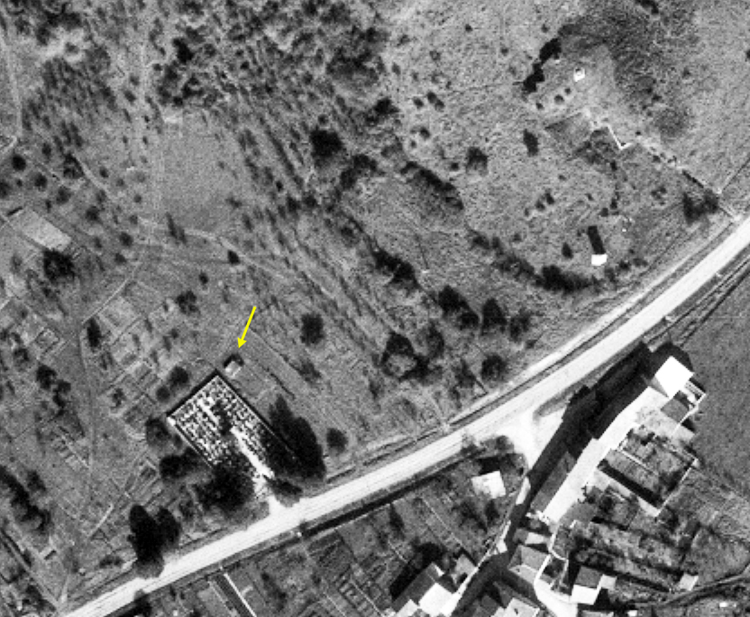 Ligne Maginot - CB74 - CIMETIERE DE SENTZICH - (Blockhaus pour arme infanterie) - Le blockhaus est bien visible
A droite, le petit ouvrage de Sentzich (A16) - IGN