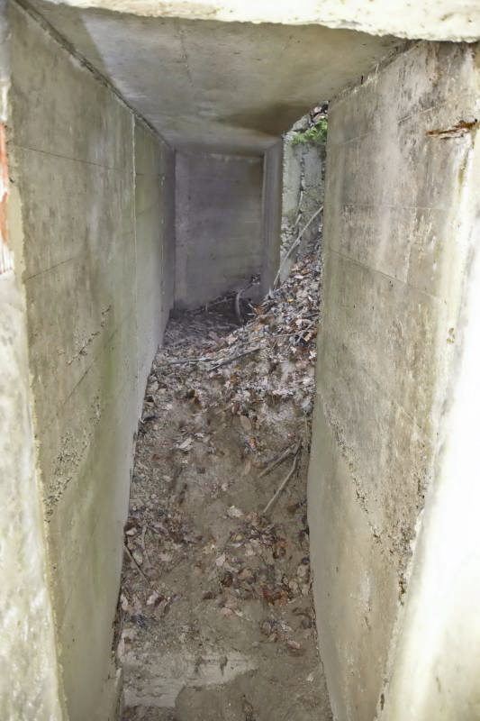 Ligne Maginot - O44 - WEIHERGRABEN - (Observatoire d'artillerie) - Couloir menant au deux sorties, la première à droite, la seconde au fond donnant dans une tranchée - D.Froehly