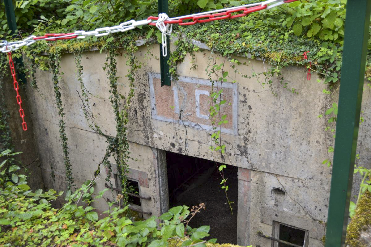 Ligne Maginot - LONKICH (SOUS QUARTIER BOLER - 1° CM) - (PC de Sous-Quartier) - Autre alvéole du site - Accès marqué par chaînes rouges et blanches par sécurité. - Jules Mathieu