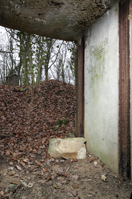 Ligne Maginot - CB118-C - OBERHEIDE 02 - (Blockhaus pour canon) - On notera la présence d'un sac de ciment solidifié par le temps, ainsi que d'une inscription murale 'Désiré'. - www.arnaultjl-photo.com