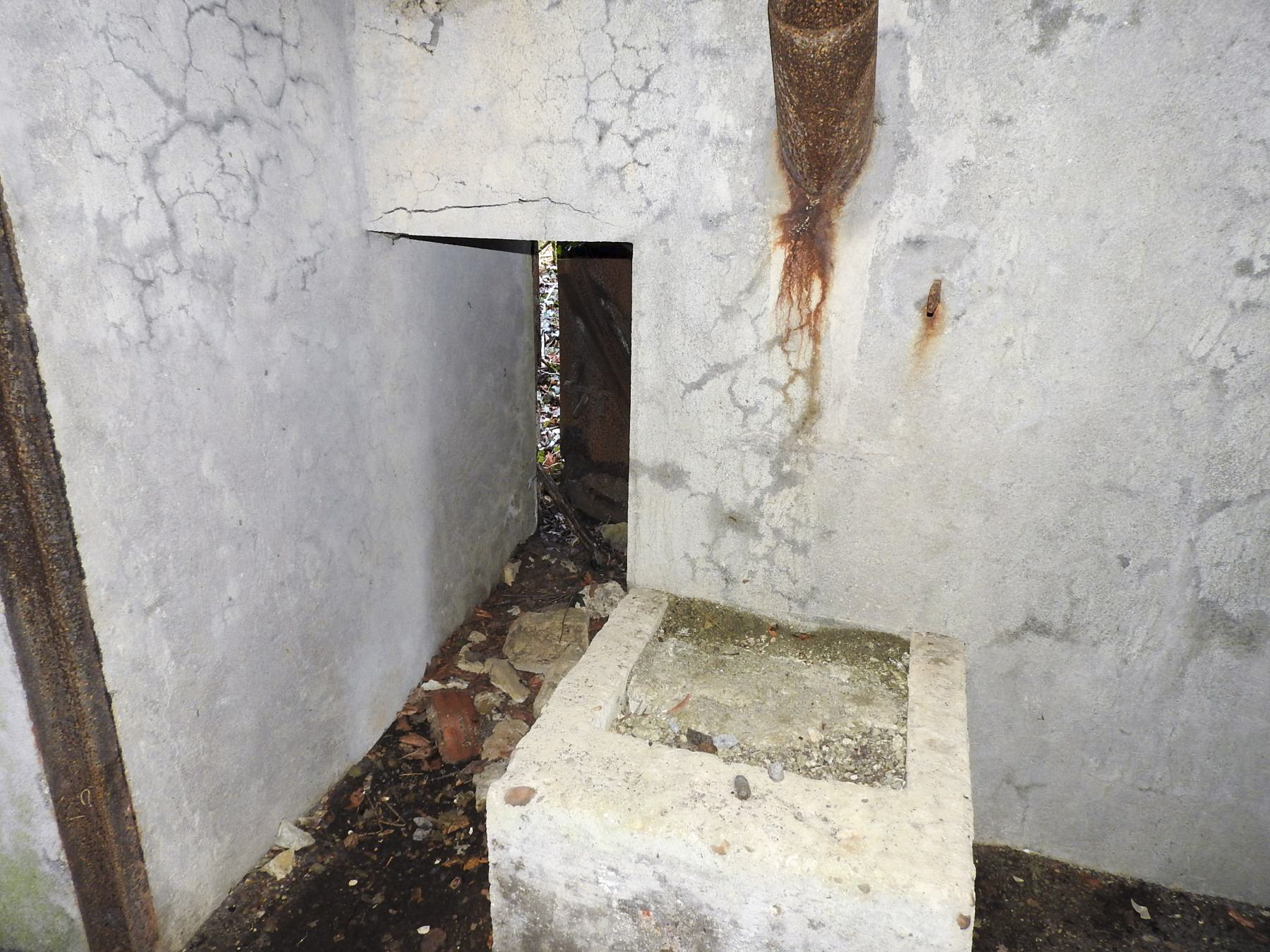 Ligne Maginot - AB32-D - LANDERT SUD - (Blockhaus pour canon) - L'entrée hommes et l'un des plots de blocage du canon. - STENGER Mathieu