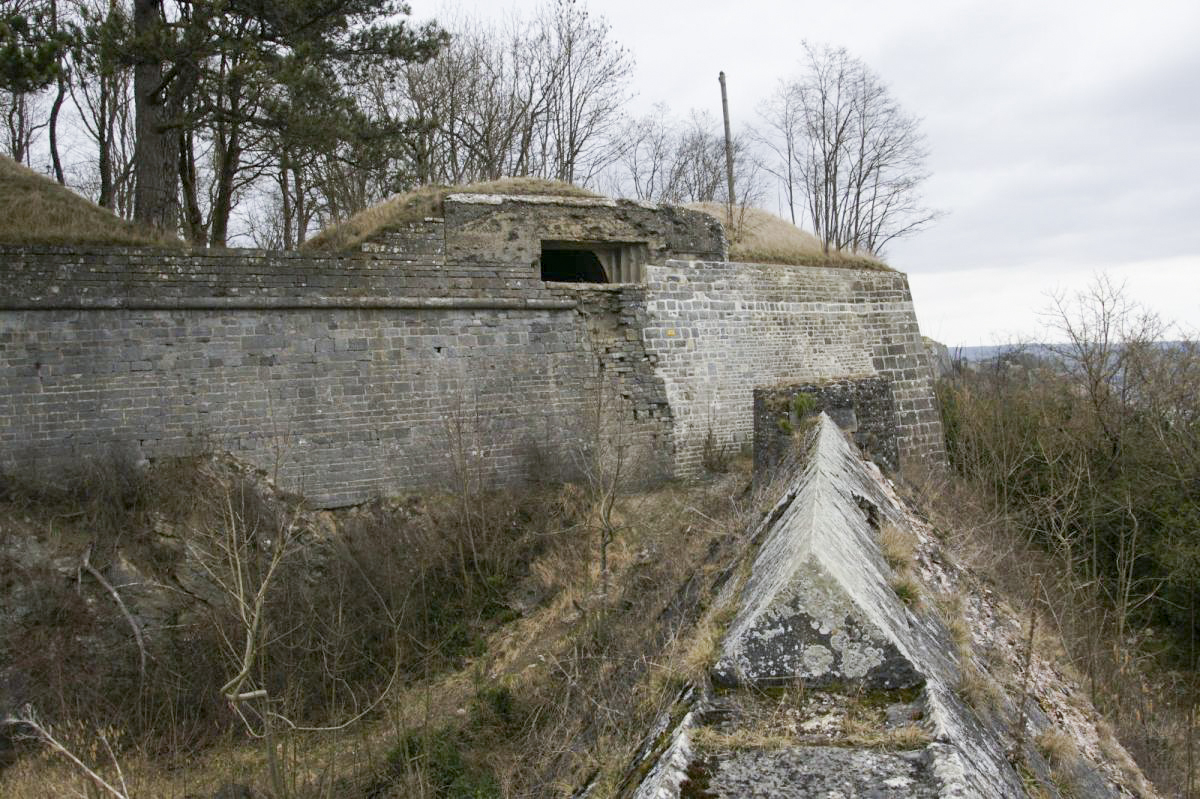 Ligne Maginot - Bb7-B - CHARLEMONT - Ouest - À noter que la dame située sur le rempart a été arasée pour libérer le champ de tir. - duomaxw