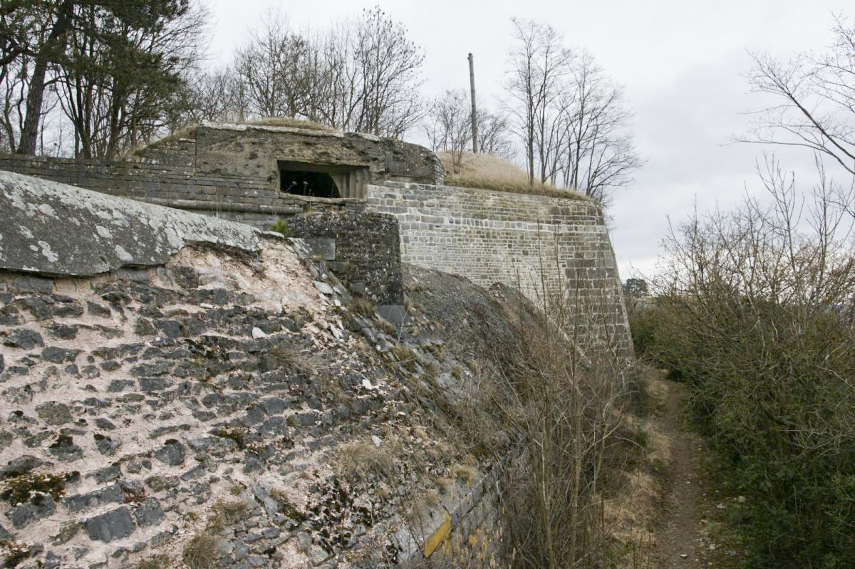 Ligne Maginot - Bb7-B - CHARLEMONT - Ouest - À noter que la dame située sur le rempart a été arasée pour libérer le champ de tir. - duomaxw