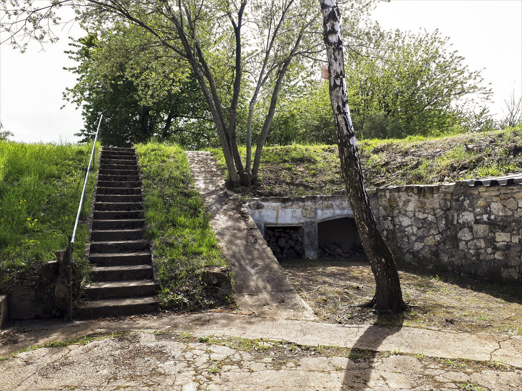 Ligne Maginot - EINSELING NORD - C72 - (Casemate d'infanterie) - Escalier d'accès, rampe de descente du matériel et niches de stockage extérieur - Gregory Fuchs