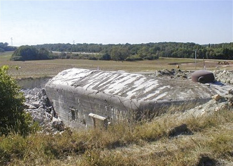 Ligne Maginot - QUATRE VENTS NORD - C74 - (Casemate d'infanterie - Simple) - Fin des travaux de destruction partielle.
2003 - AALMA