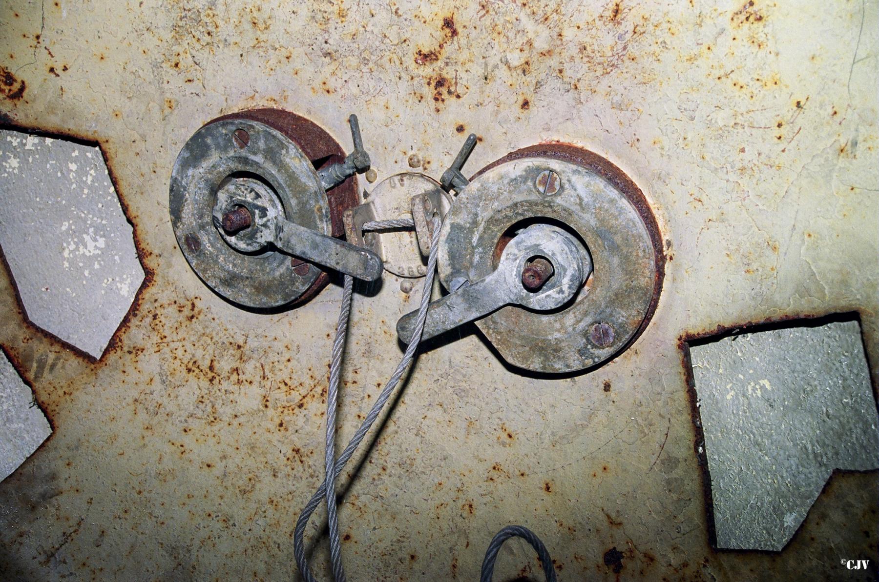 Ligne Maginot - QUATRE VENTS NORD - C74 - (Casemate d'infanterie - Simple) - Les orifices pour périscope de la cloche pour arme mixte - Lia VERMEULEN