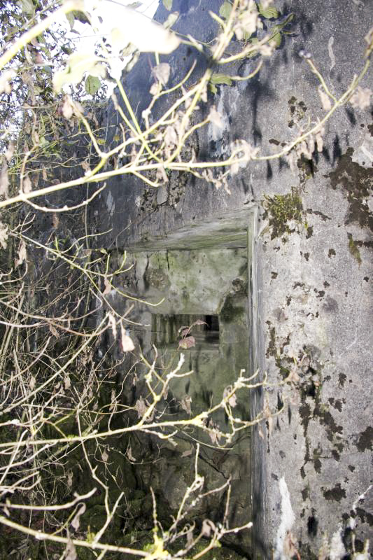 Ligne Maginot - AB33 - (Blockhaus pour canon) - L'entrée et son créneau FM de protection - JOLAS, Jean-Michel