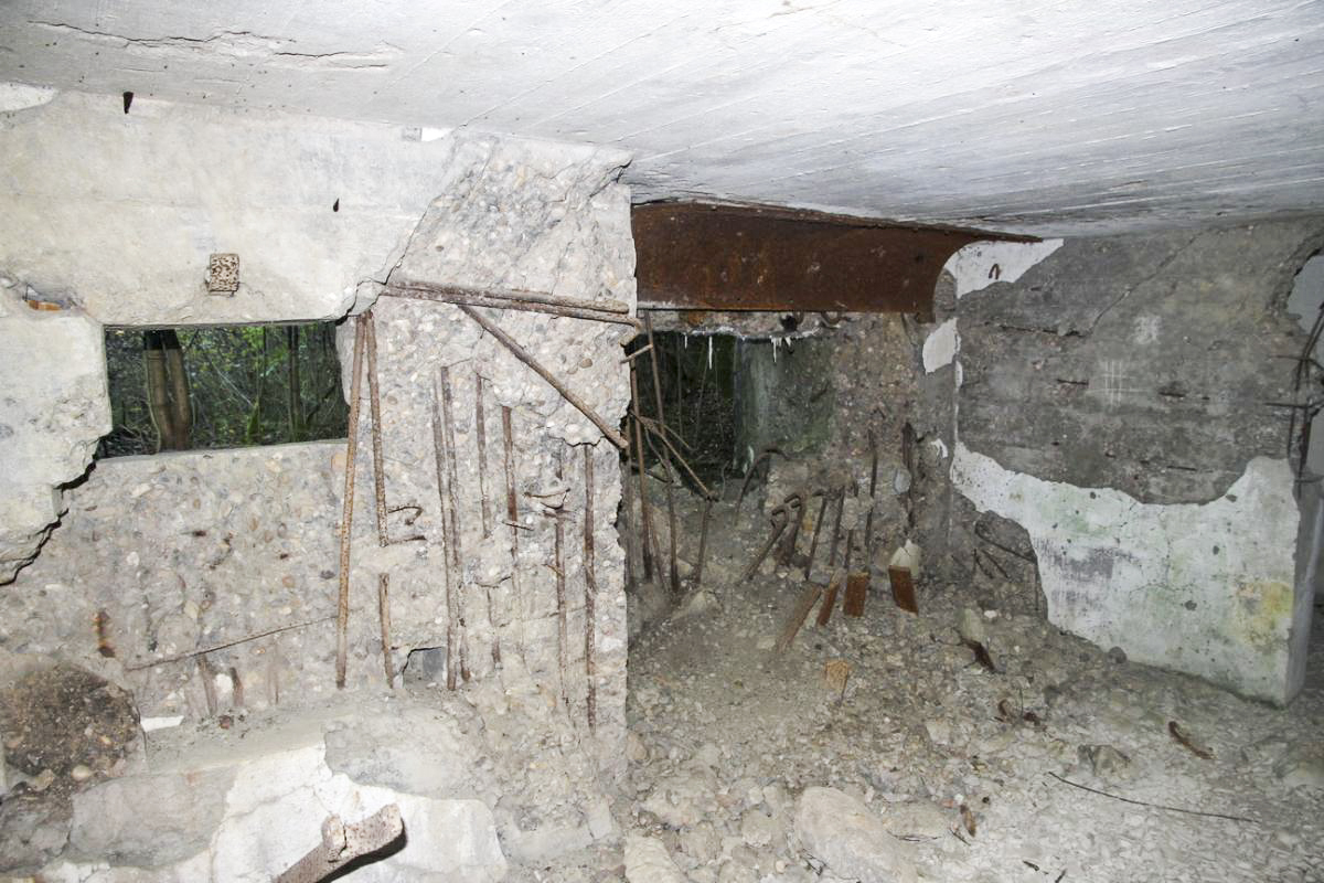 Ligne Maginot - AB33 - (Blockhaus pour canon) - L'intérieur ravagé. Noter les restes de crinoline pour 47mm AC. - JOLAS, Jean-Michel