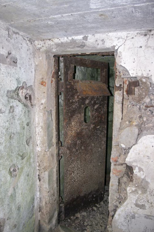 Ligne Maginot - AB33 - (Blockhaus pour canon) - La porte, encore présente - JOLAS, Jean-Michel