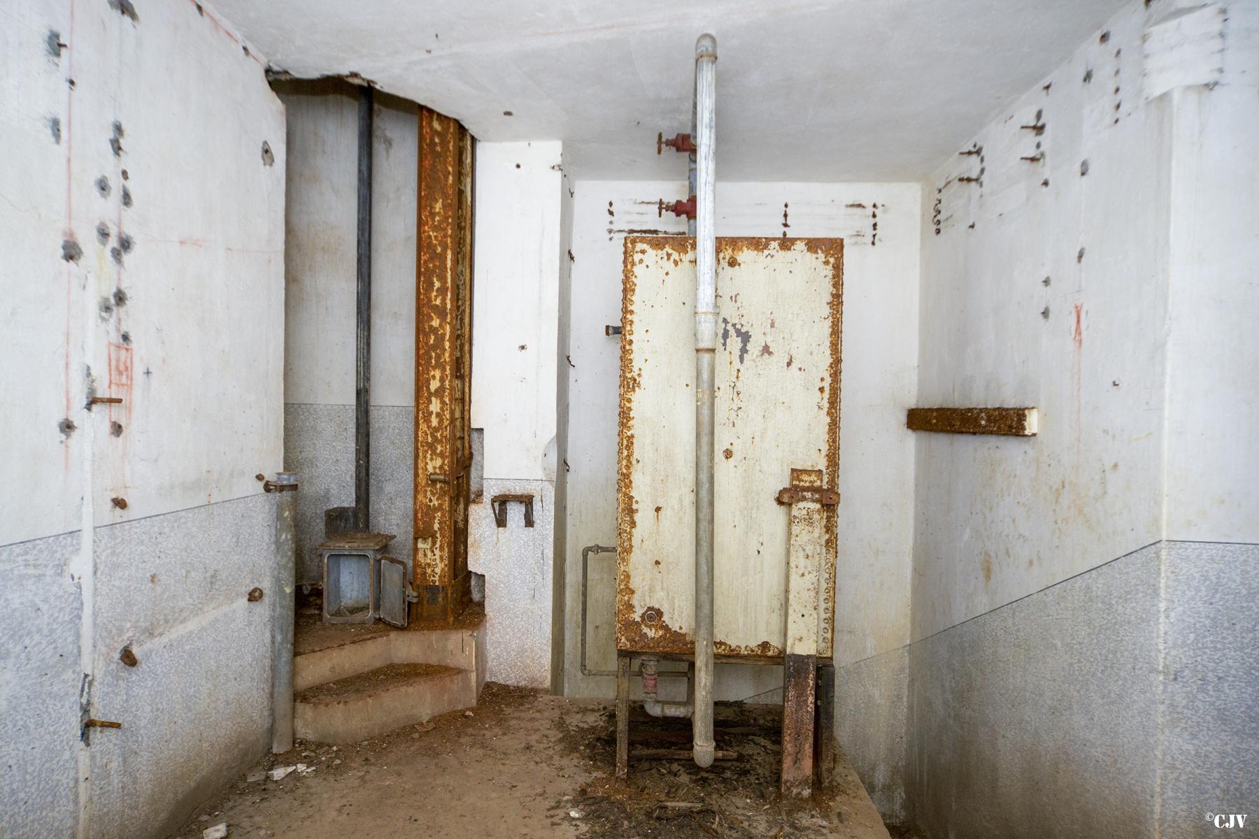 Ligne Maginot - HAUT DE L'ANGUILLE - O4 - (Observatoire d'artillerie) - L'accès à la cloche GFM et la citerne d'eau de l'observatoire - Lia VERMEULEN