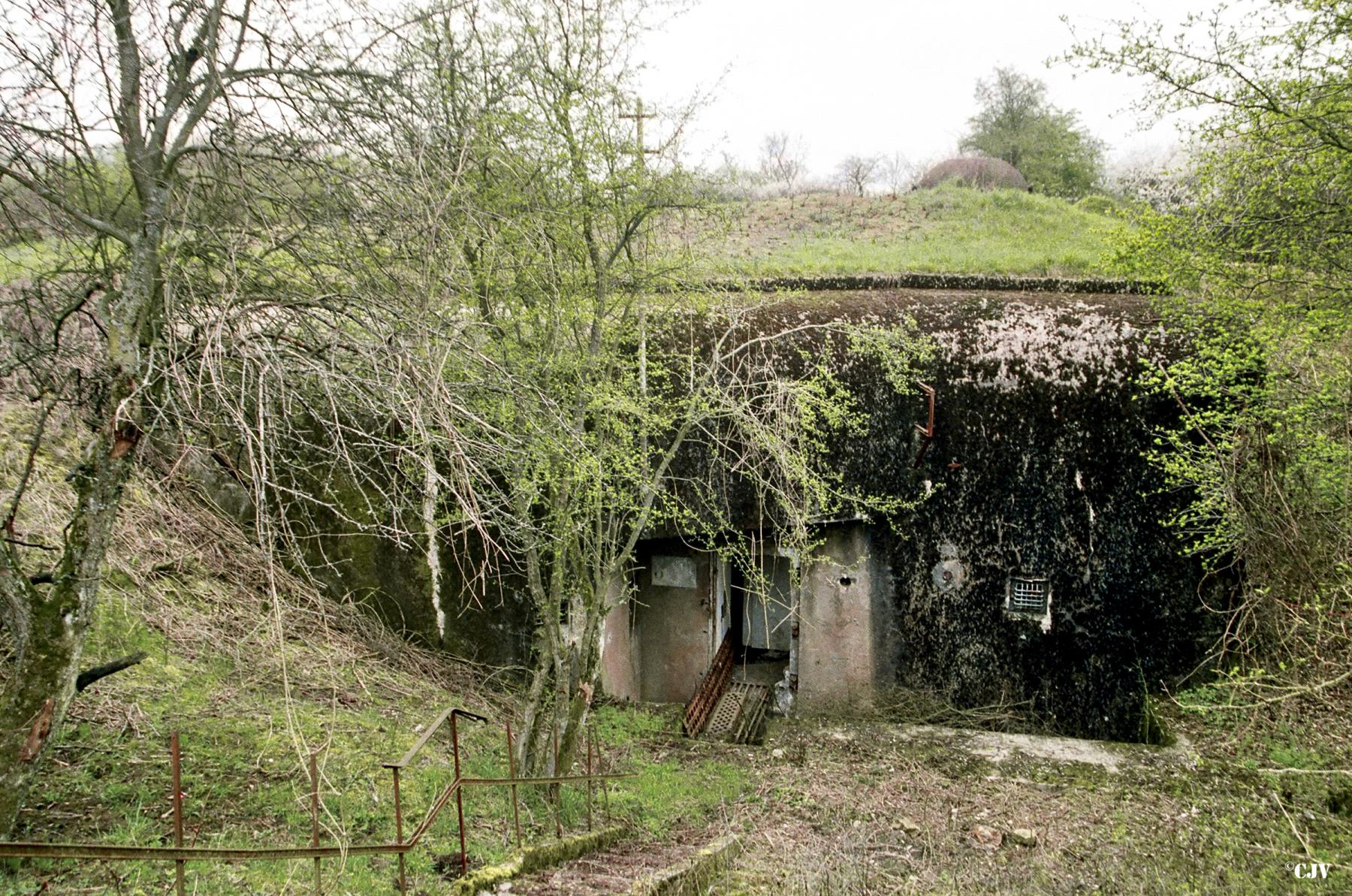 Ligne Maginot - HETTANGE GRANDE - O9 - (Observatoire d'artillerie) - Façade arrière
Avant le merlonnage - Lia VERMEULEN