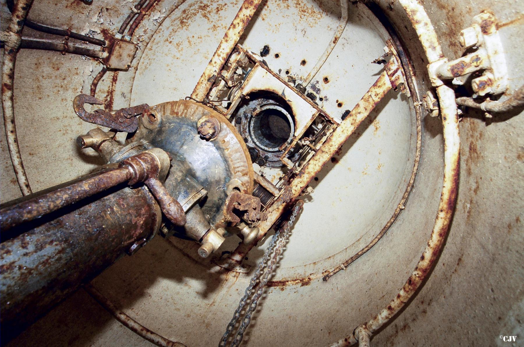 Ligne Maginot - HETTANGE GRANDE - O9 - (Observatoire d'artillerie) - Le haut de la cloche, avec le système support du periscope et le dispositif permettant sa mise en place. - Lia VERMEULEN
