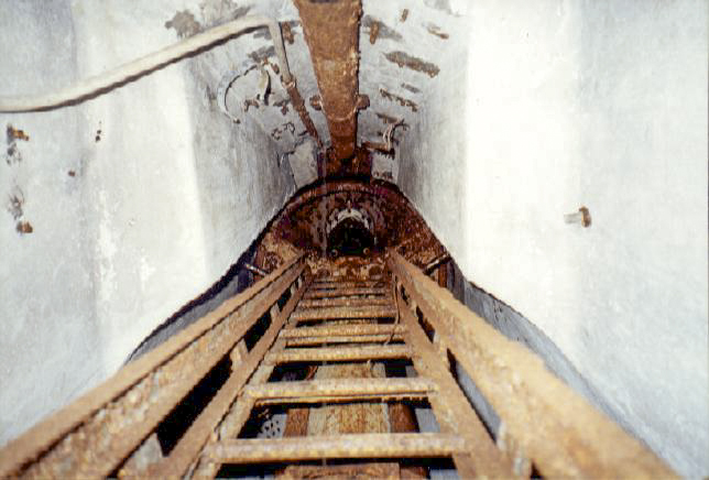 Ligne Maginot - FERME DU BOIS DU FOUR - O10 - (Observatoire d'artillerie) - L'échelle d'accès à la cloche VP avec les glissières de manutention du périscope. - Nicolas ROUDIER