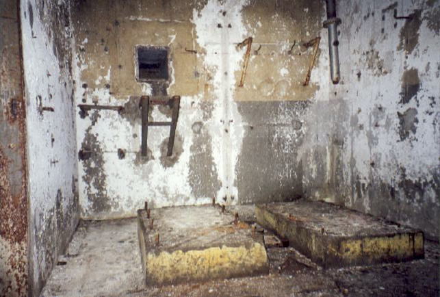 Ligne Maginot - FERME DU BOIS DU FOUR - O10 - (Observatoire d'artillerie) - Les supports des deux groupes électrogènes alimentant l'observatoire - Nicolas ROUDIER