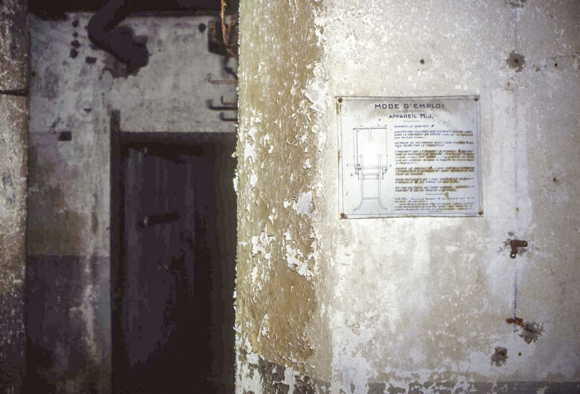Ligne Maginot - FERME DU BOIS DU FOUR - O10 - (Observatoire d'artillerie) - Plaquette explicative encore en place - Valentin Hemmert