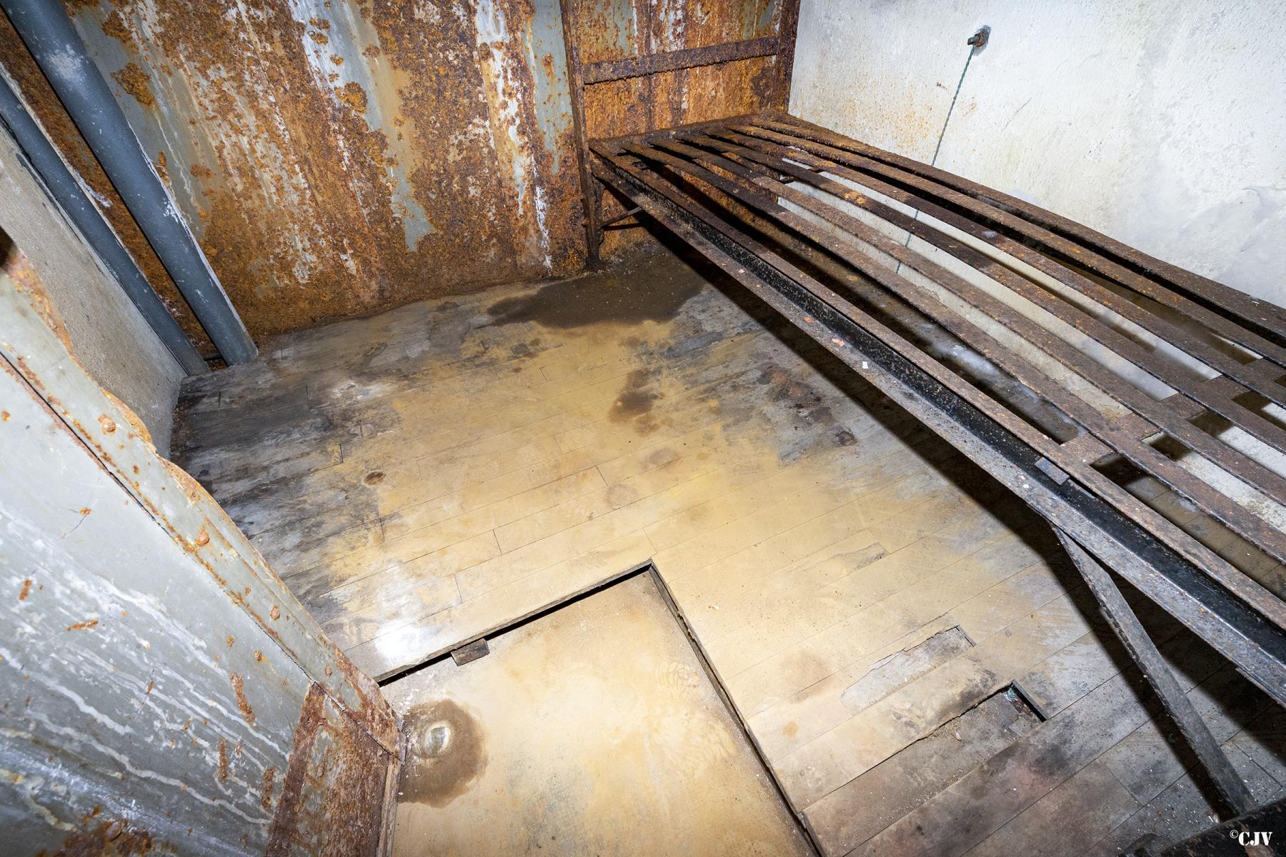 Ligne Maginot - BOUST - O13 - (Observatoire d'artillerie) - Chambre pour la radio, sous-sol en bois                       - Lia VERMEULEN
