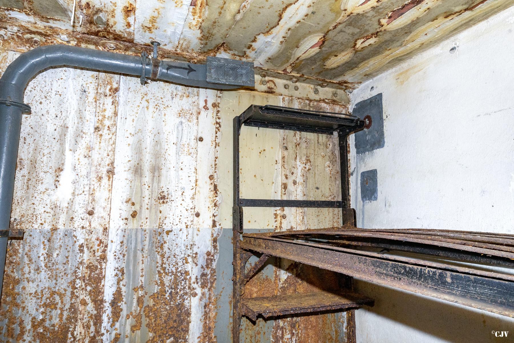 Ligne Maginot - BOUST - O13 - (Observatoire d'artillerie) - Entrée de l'antenne radio                 - Lia VERMEULEN