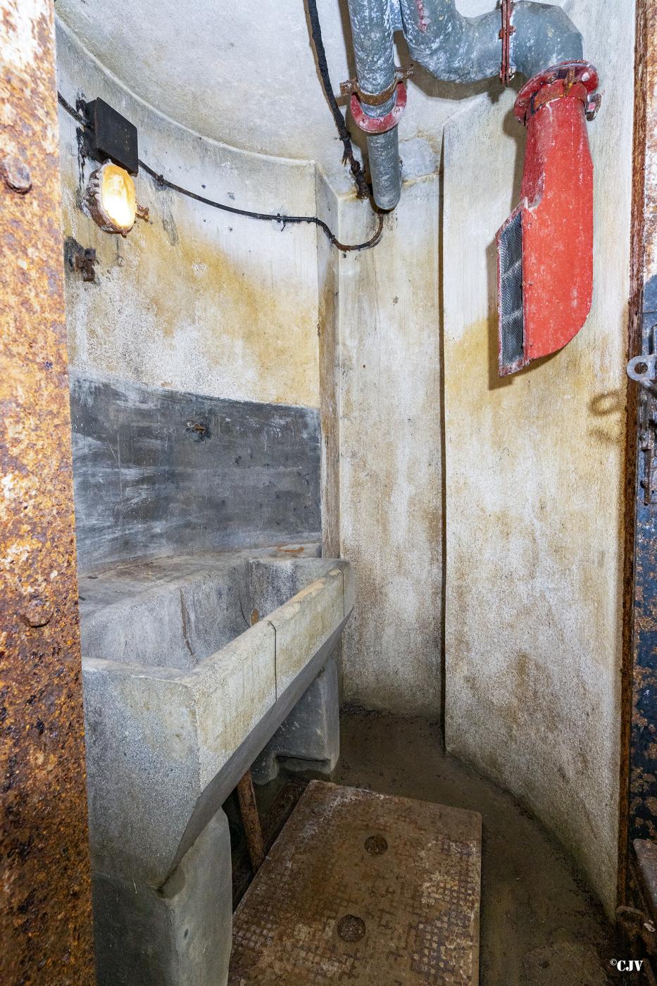 Ligne Maginot - BOUST - O13 - (Observatoire d'artillerie) - Lavabo                              - Lia VERMEULEN