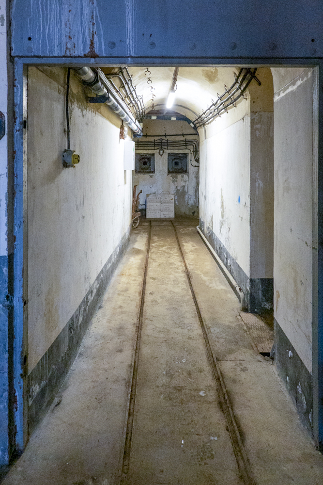 Ligne Maginot - JANUS - (Ouvrage d'artillerie) - Bloc 1
Couloir allant du garage à l'intérieur de l'ouvrage, couvert par deux créneaux FM de défense intérieure - Michel Teiten