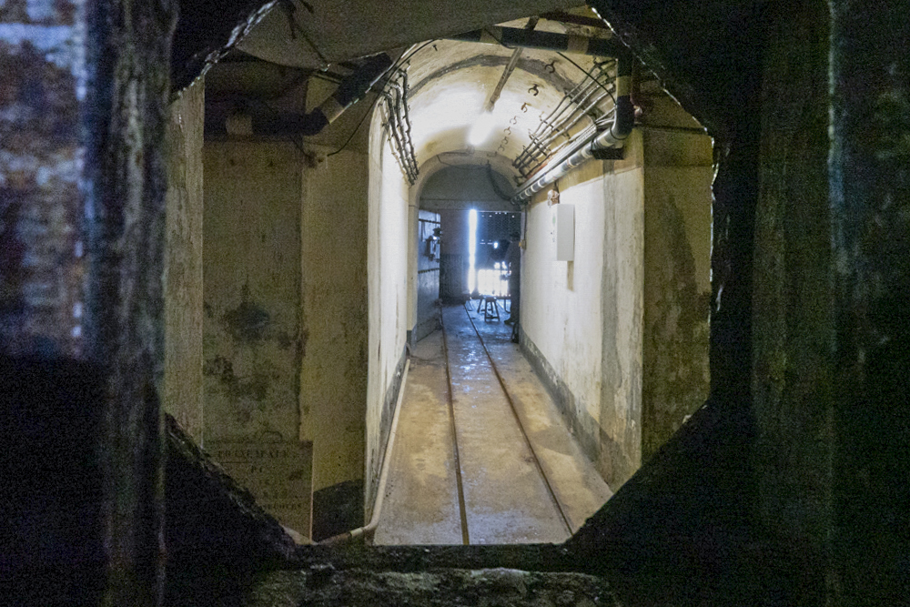 Ligne Maginot - JANUS - (Ouvrage d'artillerie) - Bloc 1
Le couloir d'entrée vu à travers l'un des deux créneaux FM de défense intérieure - Michel Teiten