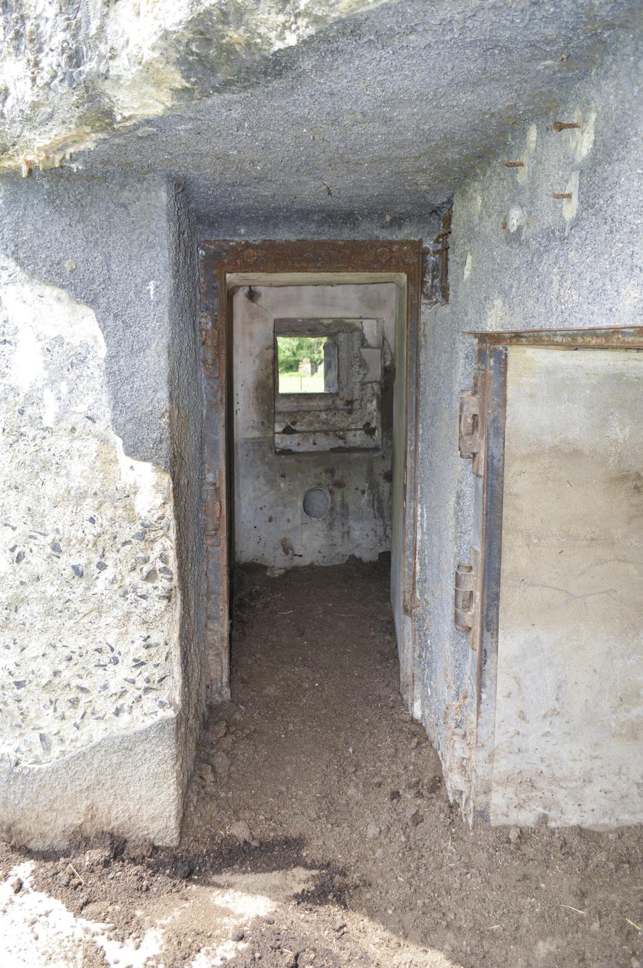 Ligne Maginot - B562 - CHEMIN DE FER EST - (Blockhaus pour canon) - Entrée hommes avec créneau FM, face gauche - ukmaginot
