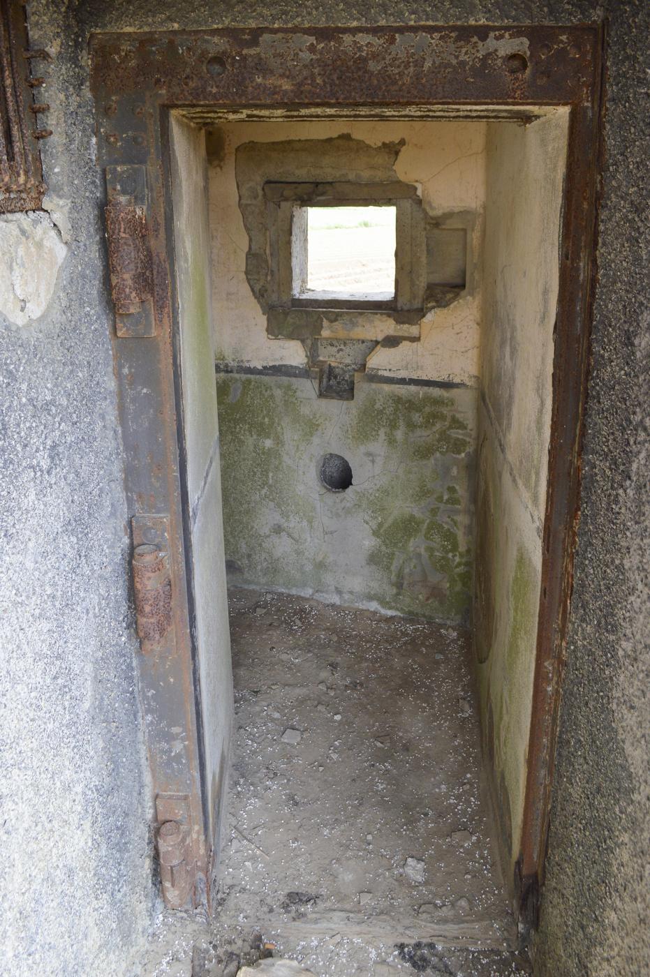 Ligne Maginot - B563 - PETIT CHENE - (Blockhaus pour canon) - L'entrée du personnel - ukmaginot