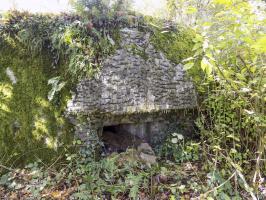 Ligne Maginot - BB59-C - BOIS DE L'HERMITAGE SUD - (Blockhaus pour arme infanterie) - Face droite, créneau gauche.
Noter le béton 'travaillé'