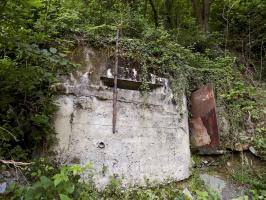 Ligne Maginot - Blockhaus Bb63 - DEVANT JOIGNY - Face gauche et l'entrée.
Note la grand différence avec le photo précédant, a cause du nouveau bâtiment en face du coté gauche