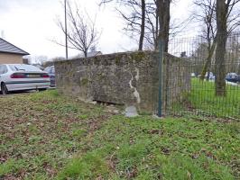 Ligne Maginot - BB75-A - LA BROUETTE NORD - (Blockhaus pour arme infanterie) - Le créneau de tir est visible au ras du sol. L'entrée est du côté des voitures.