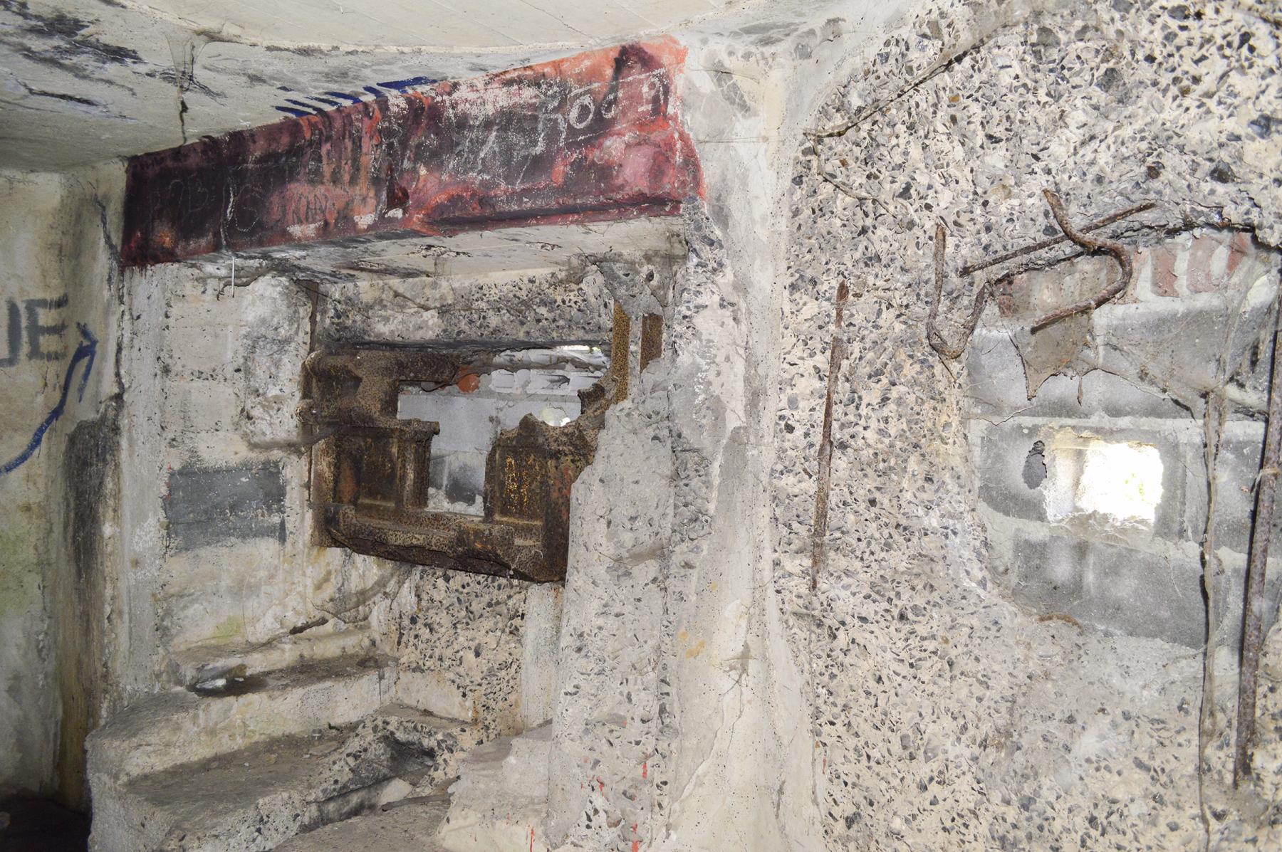 Ligne Maginot - MAIRIE DE BRUILLE - (Blockhaus pour canon) - La trémie Pamart-Lemaigre Sud-Est détruite par un coup direct au but. - ukmaginot