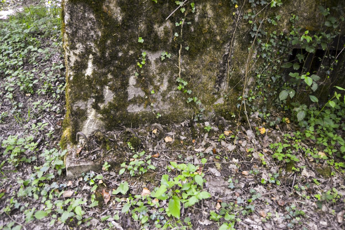 Ligne Maginot - CB277 - IDLINGEN - (Blockhaus pour arme infanterie) - Détail des barres d'attentes extérieures.
 - Jules MATHIEU