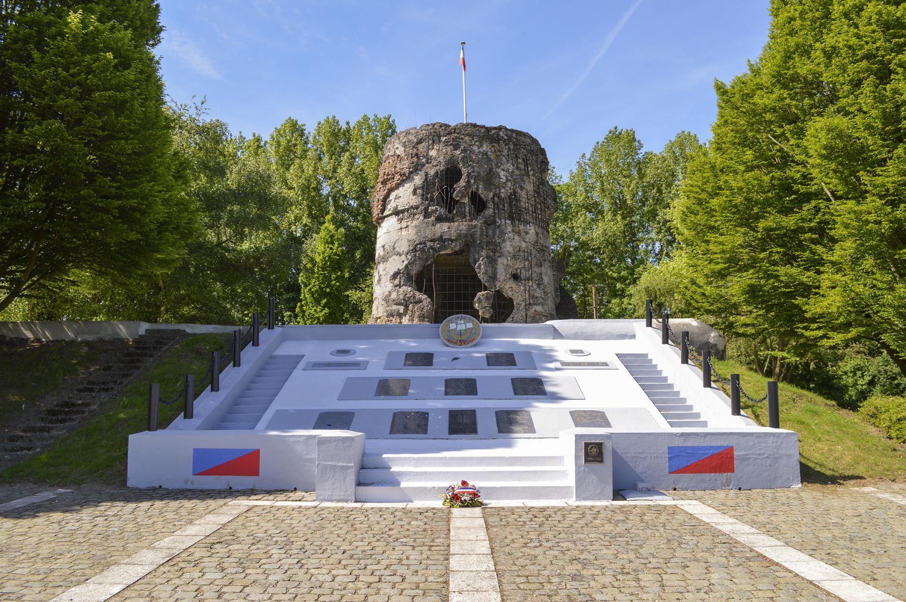 Ligne Maginot - LA TOUR - (Blockhaus pour canon) - Mémorial du 43e R.I. - ukmaginot