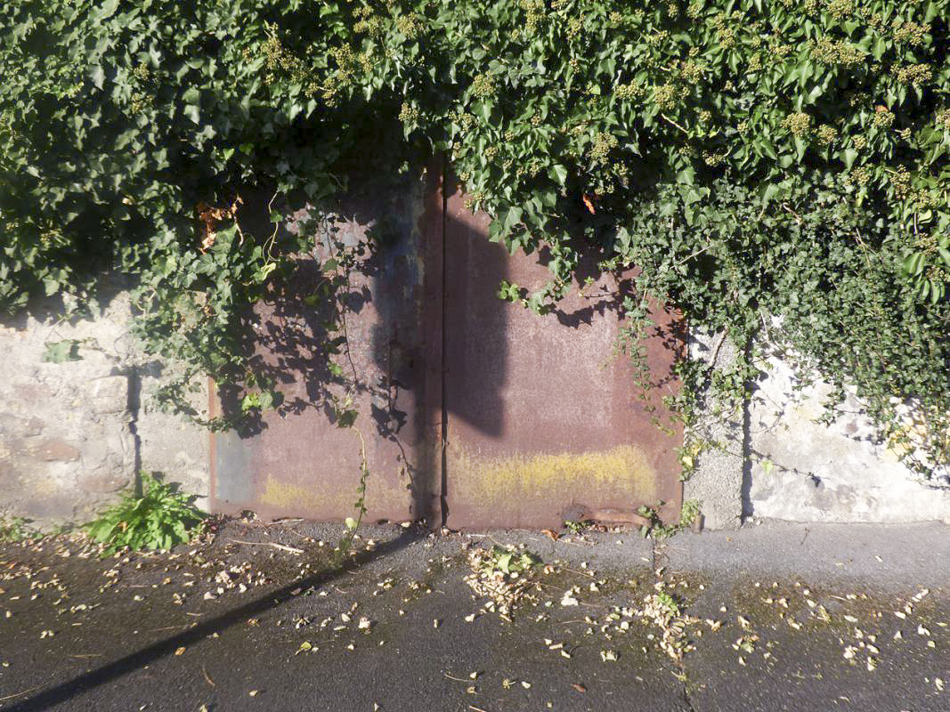 Ligne Maginot - BB28-C - LES ARDOISIERES SAINT JOSEPH OUEST - (Blockhaus pour canon) - Un passage situé derrière le mur permettait d'accéder à une porte ouvrant sur la rue. De là, l'équipage pouvait facilement rejoindre Bb28-D situé à une vingtaine de mètres. - JMBrams