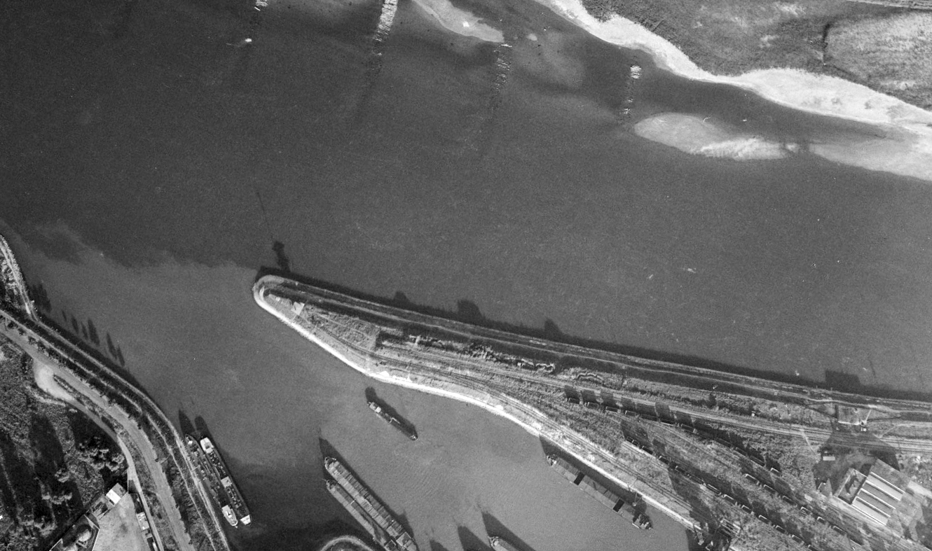 Ligne Maginot - SPORENINSEL - (Casemate d'infanterie - Double) - La pointe du Bassin de l'Industrie et la casemate en 1947
On distingue encore les organisations défensives sur la berge - IGN - Géoportail 1947