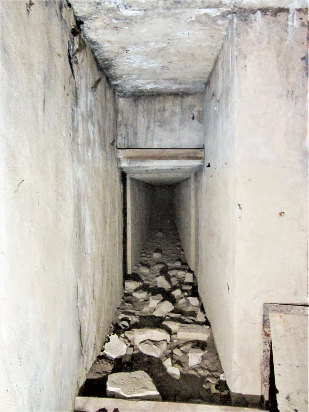 Ligne Maginot - SPORENINSEL - (Casemate d'infanterie - Double) - Extrémité de la galerie d'accès
A droite les niches à mines et grenades - Les Gardiens du Rhin