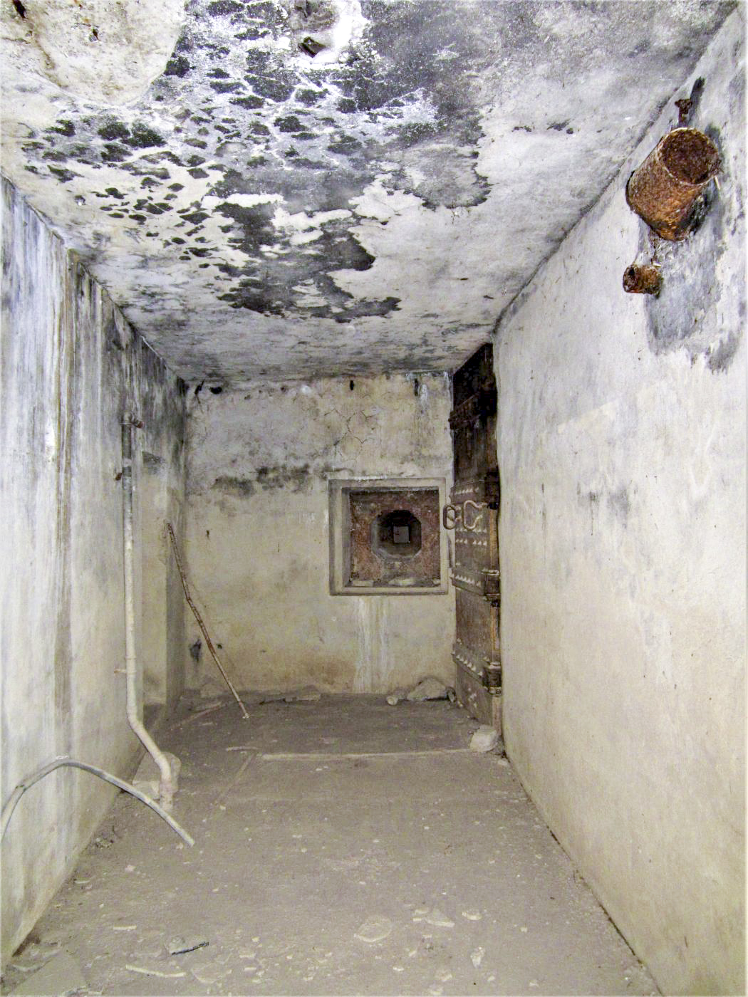 Ligne Maginot - SPORENINSEL - (Casemate d'infanterie - Double) - L'entrée de la casemate et le créneau FM de défense rapprochée - Les Gardiens du Rhin