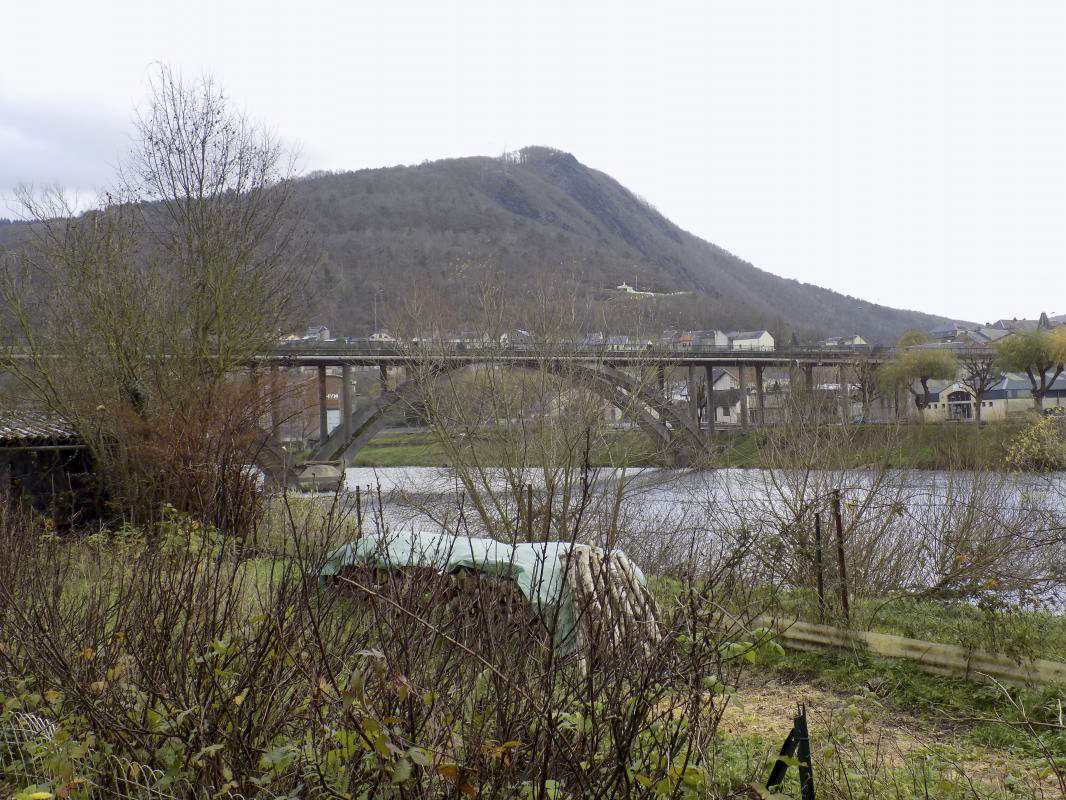 Ligne Maginot - BB37-A - DEVANT REVIN - (Blockhaus de type indéterminé) - Vue vers le pont - R Tucker