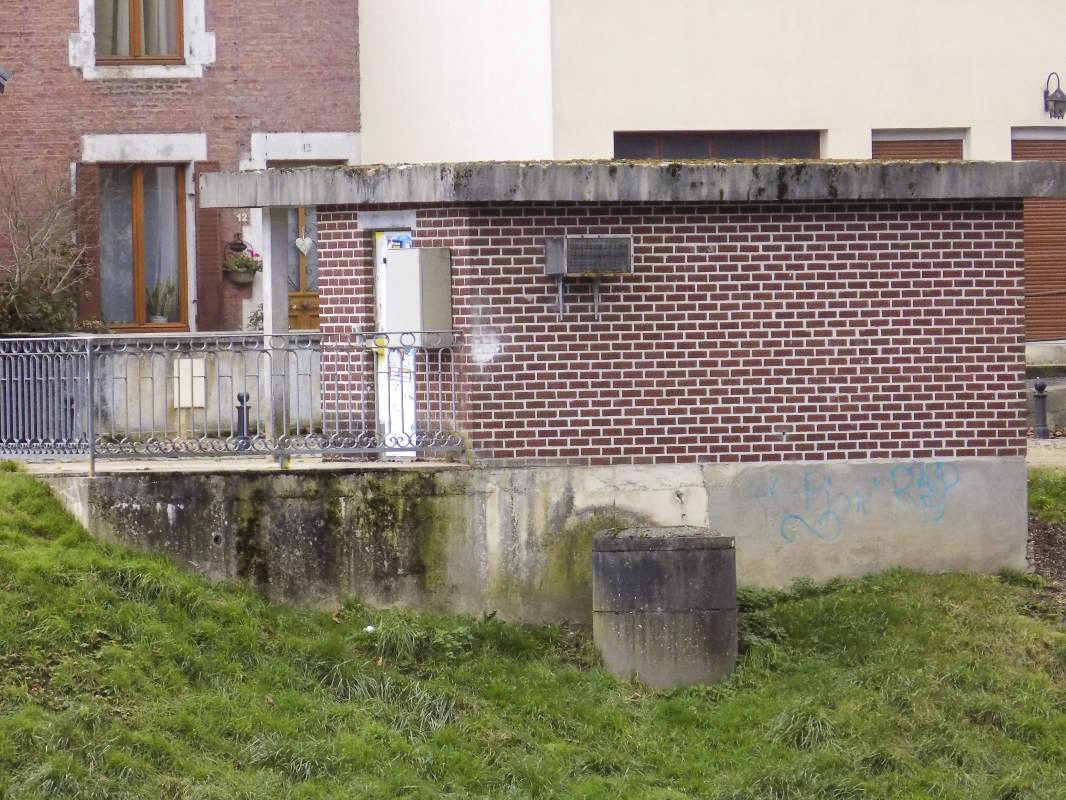 Ligne Maginot - BB37-B - PONT DE FALIERES - (Blockhaus de type indéterminé) - Le blockhaus se situe dans la partie inférieure de la construction sous la rambarde métallique. - R Tucker