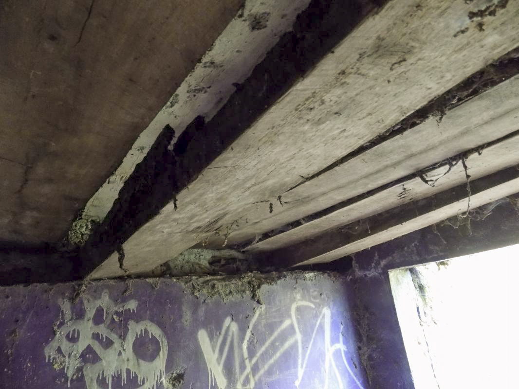 Ligne Maginot - Blockhaus Bb39-C - La PILLE - Remarquez les poutres en bois qui supportent le plafond en béton - R Tucker
