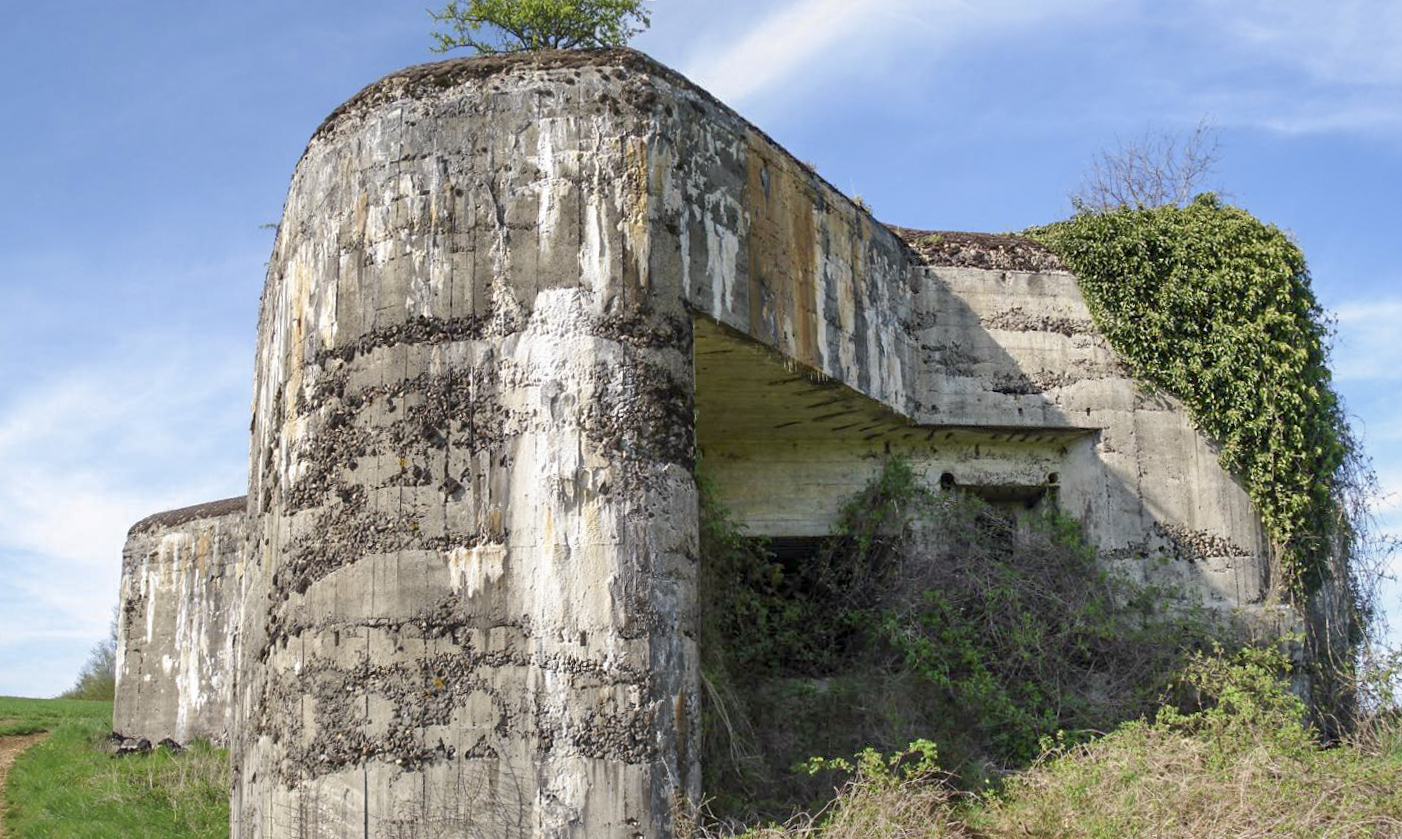 Ligne Maginot - CEZF-14 - POIX-TERRON OUEST - (Casemate d'infanterie - Double) - L'entrée AC et créneau FM - R Tucker