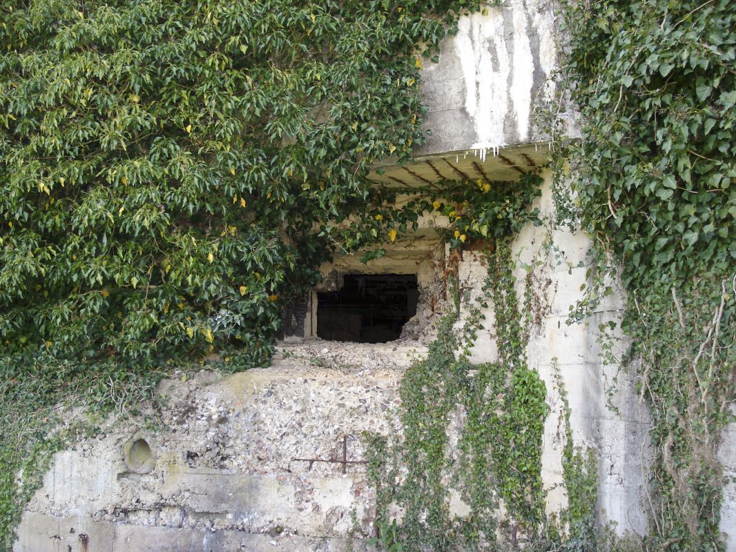 Ligne Maginot - CEZF-14 - POIX-TERRON OUEST - (Casemate d'infanterie - Double) - Créneau face est - R Tucker