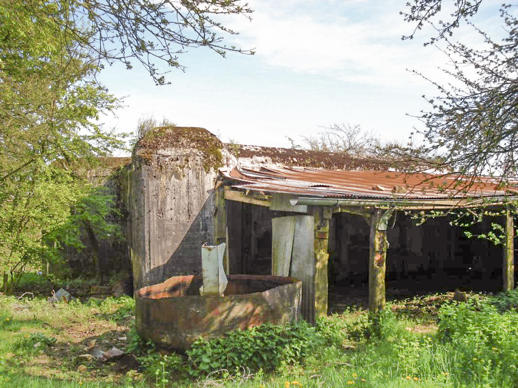 Ligne Maginot - CEZF-15 - CIMETIERE DE MONTIGNY - (Casemate d'infanterie - Double) - Face frontale et gauche (ouest) - R Tucker