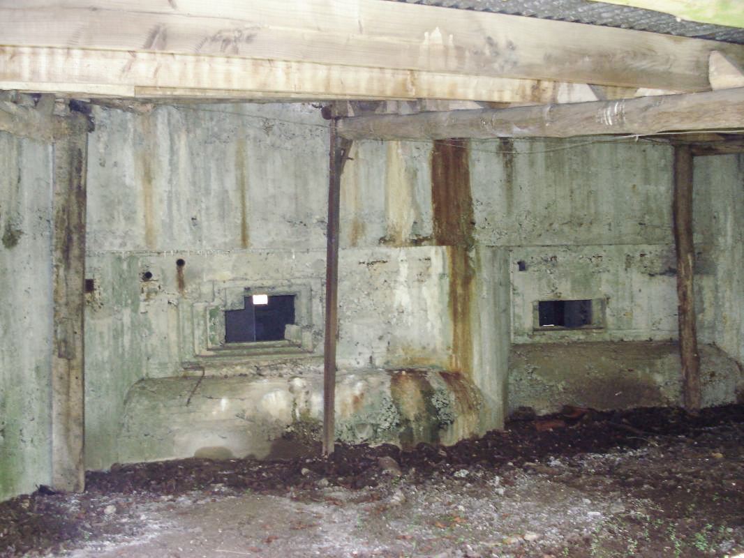 Ligne Maginot - CEZF-15 - CIMETIERE DE MONTIGNY - (Casemate d'infanterie - Double) - Les créneaux coté gauche - R Tucker