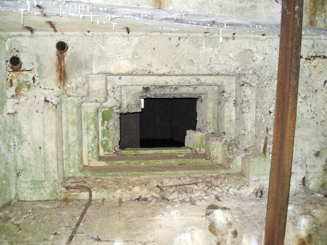 Ligne Maginot - CEZF-15 - CIMETIERE DE MONTIGNY - (Casemate d'infanterie - Double) - Créneau Hotchkiss face gauche - R Tucker