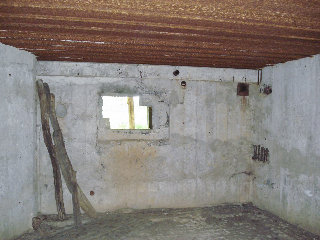 Ligne Maginot - CEZF-15 - CIMETIERE DE MONTIGNY - (Casemate d'infanterie - Double) - Créneau Hotchkiss, ouest - R Tucker