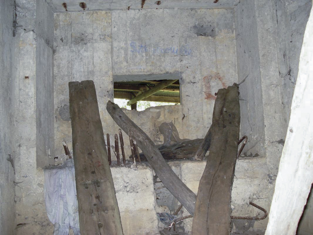 Ligne Maginot - CEZF-15 - CIMETIERE DE MONTIGNY - (Casemate d'infanterie - Double) - Créneau AC, ouest - R Tucker